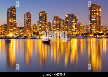 Le skyline de Vancouver, Colombie-Britannique, Canada d'un bout à l'eau au crépuscule. Banque D'Images