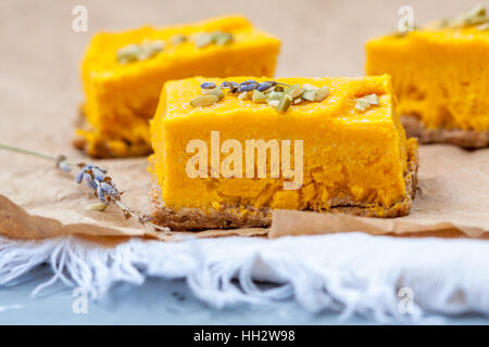 Tranches de Gâteau au potiron végétalien premières. L'amour pour une vie saine desserts crus concept. Banque D'Images