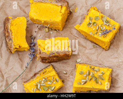 Tranches de Gâteau au potiron végétalien premières. L'amour pour une vie saine desserts crus concept. Banque D'Images