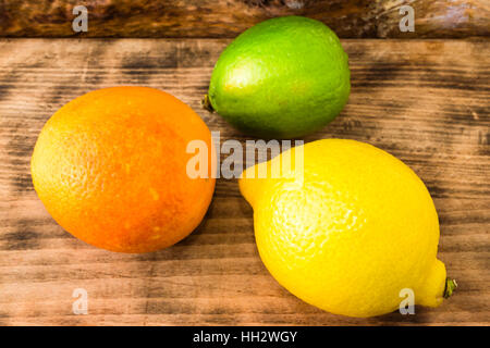 Citron appétissants, d'orange sanguine et de la chaux sur planche à découper en bois. Banque D'Images