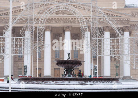 Moscou, Russie. Dimanche 15 Janvier, 2017. Fontaine gelée et les décorations de Noël devant le Grand (Grand théâtre). Humide, venteux et neigeux dimanche à Moscou. La température est d'environ -2C (28F). De gros nuages, averses de neige. Les nettoyeurs de rue et les véhicules de nettoyage de neige sont occupés. © Alex's Pictures/Alamy Live News Banque D'Images