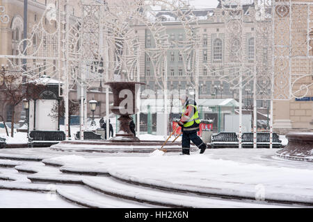 Moscou, Russie. Dimanche 15 Janvier, 2017. Les femmes au travail non identifiés par la neige supprime par la Fontaine gelée (Grand théâtre Bolchoï). Humide, venteux et neigeux dimanche à Moscou. La température est d'environ -2C (28F). De gros nuages, averses de neige. Les nettoyeurs de rue et les véhicules de nettoyage de neige sont occupés. © Alex's Pictures/Alamy Live News Banque D'Images