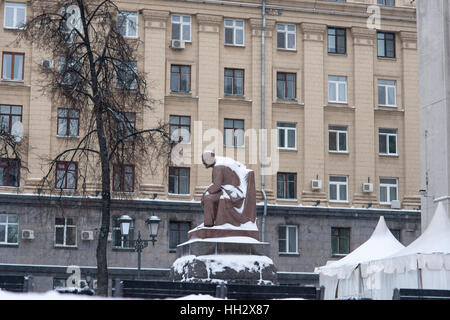 Moscou, Russie. Dimanche 15 Janvier, 2017. Il est temps de penser. Le monument de Lénine couvertes de neige dans la cour de l'ex-Marx, Engels, Lénine institute. Humide, venteux et neigeux dimanche à Moscou. La température est d'environ -2C (28F). De gros nuages, averses de neige. Les nettoyeurs de rue et les véhicules de nettoyage de neige sont occupés. © Alex's Pictures/Alamy Live News Banque D'Images