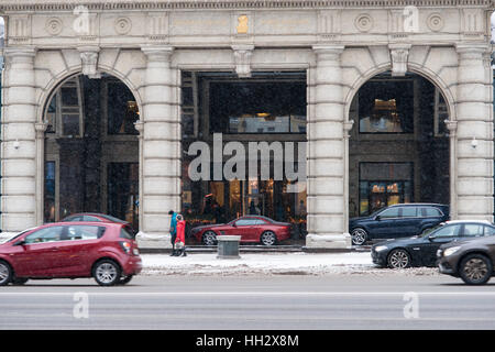 Moscou, Russie. Dimanche 15 Janvier, 2017. Entrée principale de l'Hôtel Ritz Carlton sur la rue Tverskaya. Il a été construit en 2007 à la place de l'hôtel Hotel Meridian. Humide, venteux et neigeux dimanche à Moscou. La température est d'environ -2C (28F). De gros nuages, averses de neige. Les nettoyeurs de rue et les véhicules de nettoyage de neige sont occupés. © Alex's Pictures/Alamy Live News Banque D'Images