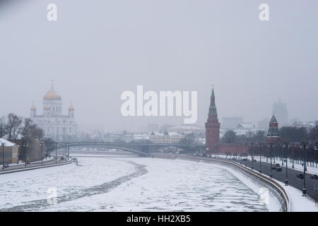 Moscou, Russie. Dimanche 15 Janvier, 2017. Frozen river de Moscou. Cathédrale du Christ Sauveur (à gauche), le pompage de l'eau (Vodovzvodnaya) Tour du Kremlin (droite). Humide, venteux et neigeux dimanche à Moscou. La température est d'environ -2C (28F). De gros nuages, averses de neige. Les nettoyeurs de rue et les véhicules de nettoyage de neige sont occupés. © Alex's Pictures/Alamy Live News Banque D'Images