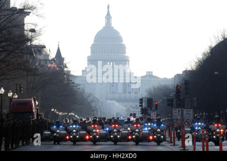 Washington, DC, USA. 15 Jan, 2017. La parade des motos de pointe vu pratiquer pour l'investiture du président élu de l'atout de Donald. Ils sont à la baisse avec l'Avenue Pennsylvania Capitol Building vu dans l'arrière-plan. Credit : Evan Golub/ZUMA/Alamy Fil Live News Banque D'Images