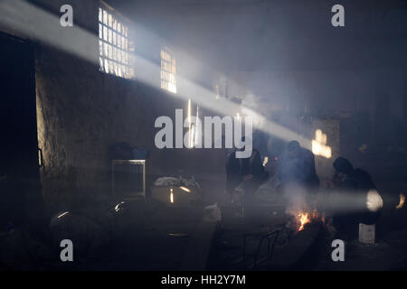 Belgrade, Serbie. 15 janvier 2017. Des milliers de migrants afghans sont bloqués dans la capitale serbe, vivant dans des conditions inhumaines, avec des températures atteignant -10 degrés. Credit : Danilo Balducci/ZUMA/Alamy Fil Live News Banque D'Images