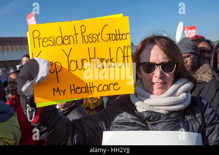 Detroit, USA. 15 janvier, 2017. Des milliers de résidents de la région de Detroit s'est joint à un 'Save', Rallye de soins de santé dans le cadre d'une journée d'Action Nationale Républicaine adverse Obamacare essayer de démanteler. Plusieurs membres du Congrès, y compris le sénateur Bernie Sanders, prononce le rallye. © : Jim West/Alamy Live News Banque D'Images