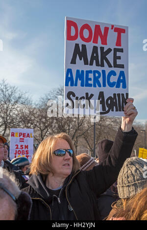 Detroit, USA. 15 janvier, 2017. Des milliers de résidents de la région de Detroit s'est joint à un 'Save', Rallye de soins de santé dans le cadre d'une journée d'Action Nationale Républicaine adverse Obamacare essayer de démanteler. Plusieurs membres du Congrès, y compris le sénateur Bernie Sanders, prononce le rallye. © : Jim West/Alamy Live News Banque D'Images