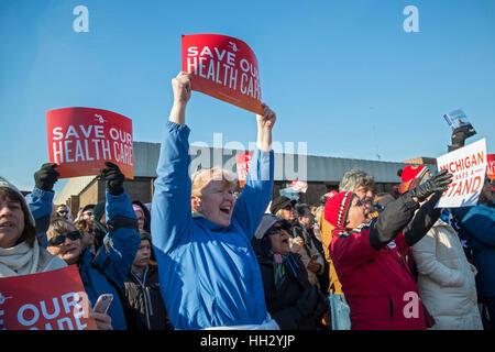 Detroit, USA. 15 janvier, 2017. Des milliers de résidents de la région de Detroit s'est joint à un 'Save', Rallye de soins de santé dans le cadre d'une journée d'Action Nationale Républicaine adverse Obamacare essayer de démanteler. Plusieurs membres du Congrès, y compris le sénateur Bernie Sanders, prononce le rallye. © : Jim West/Alamy Live News Banque D'Images