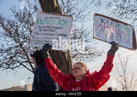 Detroit, USA. 15 janvier, 2017. Des milliers de résidents de la région de Detroit s'est joint à un 'Save', Rallye de soins de santé dans le cadre d'une journée d'Action Nationale Républicaine adverse Obamacare essayer de démanteler. Plusieurs membres du Congrès, y compris le sénateur Bernie Sanders, prononce le rallye. © : Jim West/Alamy Live News Banque D'Images