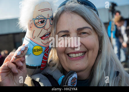 Detroit, USA. 15 janvier, 2017. Des milliers de résidents de la région de Detroit s'est joint à un 'Save', Rallye de soins de santé dans le cadre d'une journée d'Action Nationale Républicaine adverse Obamacare essayer de démanteler. L'un apportait ses Bernie Sanders poupée ; Sanders a pris la parole au rassemblement. Banque D'Images