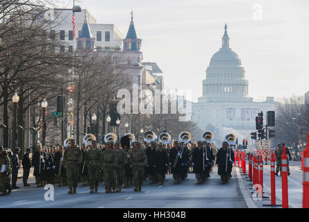 Washington, D.C., USA. 15 janvier, 2017. Les membres du personnel de l'armée des États-Unis en mars Élément Pennsylvania Avenue pendant la répétition générale du ministère de la Défense pour la 58e cérémonie d'investiture présidentielle à Washington D.C., Donald Trump seront assermentés à titre de la 45e Président des Etats-Unis le 20 janvier. Credit : Planetpix/Alamy Live News Banque D'Images