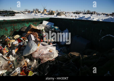 Dakota du Nord, USA. 15 Jan, 2017. La corbeille est recueilli dans une benne à l'Oceti Oyate Camp à Cannon Ball, dans le Dakota du Nord. Les écologistes ont fait du camping sur le site situé sur le corps du génie de l'Armée de terre pendant des mois pour protester contre la construction du pipe-line, mais accès Dakota sur plan du site mobile de nouveau dans les semaines à venir dans l'article Rock Indian Reservation terre en raison d'inondations. Crédit : Joel Angel Juarez/ZUMA/Alamy Fil Live News Banque D'Images