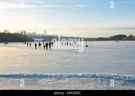 Burnaby, Canada. 15 Jan, 2017. Un dimanche après-midi, Deer Lake à Burnaby est occupé avec des personnes à la marche et le patin sur la surface gelée. Le Grand Vancouver a connu six semaines de météo sous zéro, la plus longue durée de temps glacial depuis l'hiver 2008-2009. Les températures glaciales exceptionnellement admis pour le patinage sur glace sur plusieurs lacs des environs. Crédit : Maria Janicki/Alamy Banque D'Images