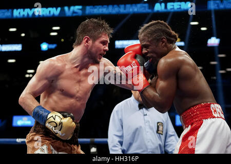 Brooklyn, New York, USA. 14 Jan, 2017. Khytrov Ievgen tan (les lignes) et Immanuwel Aleem bataille dans un combat des poids moyens au Barclays Center de Brooklyn, New York. Crédit : Joel Plummer/ZUMA/Alamy Fil Live News Banque D'Images