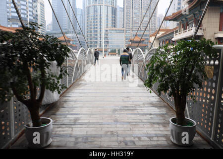 Chongqin, Chine. 14 Jan, 2017. 14 Jan, 2017. **Un usage éditorial uniquement. Chine OUT** Le plus haut viaduc, 68,5 mètres au-dessus du sol, se connecte d'un immeuble de bureaux et un centre commercial dans le sud-ouest de la Chine, Chongqing. Le viaduc a été construit pour le rendre plus commode pour les travailleurs en col blanc. Crédit : SIPA Asie/ZUMA/Alamy Fil Live News Banque D'Images