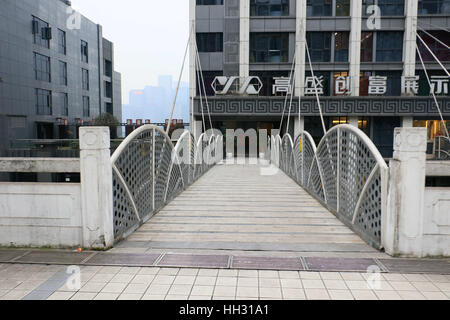 Chongqin, Chine. 14 Jan, 2017. 14 Jan, 2017. **Un usage éditorial uniquement. Chine OUT** Le plus haut viaduc, 68,5 mètres au-dessus du sol, se connecte d'un immeuble de bureaux et un centre commercial dans le sud-ouest de la Chine, Chongqing. Le viaduc a été construit pour le rendre plus commode pour les travailleurs en col blanc. Crédit : SIPA Asie/ZUMA/Alamy Fil Live News Banque D'Images