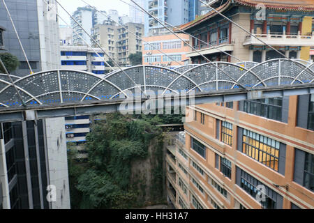 Chongqin, Chine. 14 Jan, 2017. 14 Jan, 2017. **Un usage éditorial uniquement. Chine OUT** Le plus haut viaduc, 68,5 mètres au-dessus du sol, se connecte d'un immeuble de bureaux et un centre commercial dans le sud-ouest de la Chine, Chongqing. Le viaduc a été construit pour le rendre plus commode pour les travailleurs en col blanc. Crédit : SIPA Asie/ZUMA/Alamy Fil Live News Banque D'Images