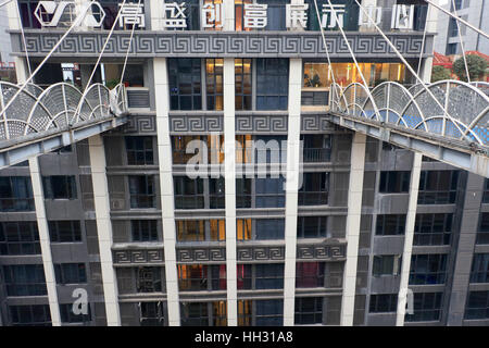 Chongqin, Chine. 14 Jan, 2017. 14 Jan, 2017. **Un usage éditorial uniquement. Chine OUT** Le plus haut viaduc, 68,5 mètres au-dessus du sol, se connecte d'un immeuble de bureaux et un centre commercial dans le sud-ouest de la Chine, Chongqing. Le viaduc a été construit pour le rendre plus commode pour les travailleurs en col blanc. Crédit : SIPA Asie/ZUMA/Alamy Fil Live News Banque D'Images