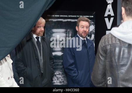 Liverpool, Royaume-Uni. 16 janvier 2017. Ben et Robert Willis, fils du défunt star, Cilla Black, assister à l'inauguration d'une sculpture en bronze de la chanteuse de Liverpool et star en dehors de la Cavern Club dans la région de Matthew Street, Liverpool. Coïncidant avec le 60e anniversaire du Cavern Club, la statue a été commandée par ses trois fils, Robert, Ben et Jack Willis, et créés par des artistes Emma Rodgers et Andy Edwards, la statue a été donné à la ville de Liverpool. © Paul Warburton Banque D'Images