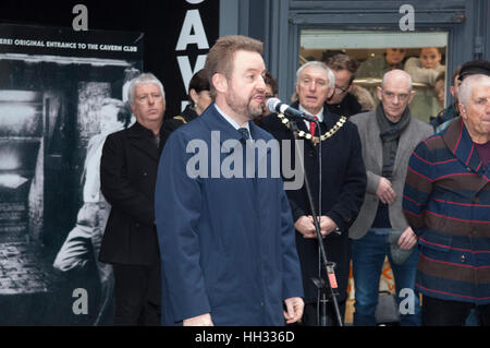 Liverpool, Royaume-Uni. 16 janvier 2017. Robert Willis, fils de feu star, Cilla Black, assister à l'inauguration d'une sculpture en bronze de la chanteuse de Liverpool et star en dehors de la Cavern Club dans la région de Matthew Street, Liverpool. Coïncidant avec le 60e anniversaire du Cavern Club, la statue a été commandée par ses trois fils, Robert, Ben et Jack Willis, et créés par des artistes Emma Rodgers et Andy Edwards, la statue a été donné à la ville de Liverpool. © Paul Warburton Banque D'Images