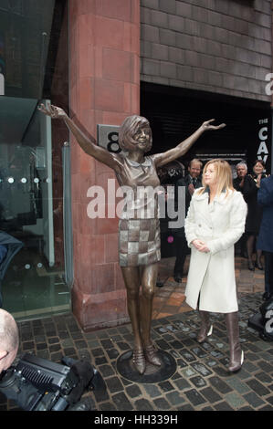 Liverpool, Royaume-Uni. 16 janvier 2017. Artiste, Emma Rodgers, assiste à l'inauguration d'une sculpture en bronze, elle a créé de Liverpool et le chanteur star, Cilla Black, en dehors de la Cavern Club à Matthew Street, Liverpool. Coïncidant avec le 60e anniversaire du Cavern Club, la statue a été commandée par ses trois fils, Robert, Ben et Jack Willis, et créés par des artistes Emma Rodgers et Andy Edwards, la statue a été donné à la ville de Liverpool. © Paul Warburton Banque D'Images