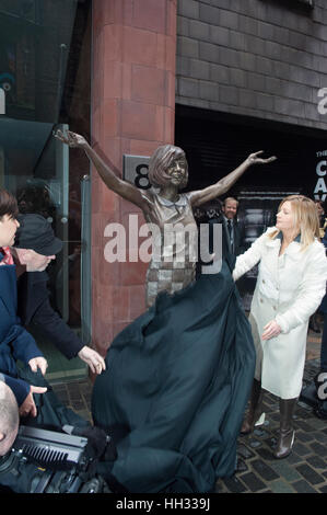 Liverpool, Royaume-Uni. 16 janvier 2017. Artiste, Emma Rodgers, assiste à l'inauguration d'une sculpture en bronze, elle a créé de Liverpool et le chanteur star, Cilla Black, en dehors de la Cavern Club à Matthew Street, Liverpool. Coïncidant avec le 60e anniversaire du Cavern Club, la statue a été commandée par ses trois fils, Robert, Ben et Jack Willis, et créés par des artistes Emma Rodgers et Andy Edwards, la statue a été donné à la ville de Liverpool. © Paul Warburton Banque D'Images