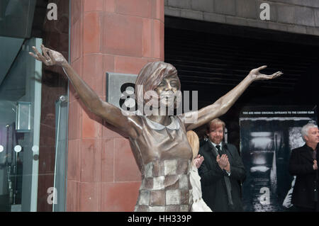 Liverpool, Royaume-Uni. 16 janvier 2017. Artiste, Emma Rodgers, assiste à l'inauguration d'une sculpture en bronze, elle a créé de Liverpool et le chanteur star, Cilla Black, en dehors de la Cavern Club à Matthew Street, Liverpool. Coïncidant avec le 60e anniversaire du Cavern Club, la statue a été commandée par ses trois fils, Robert, Ben et Jack Willis, et créés par des artistes Emma Rodgers et Andy Edwards, la statue a été donné à la ville de Liverpool. © Paul Warburton Banque D'Images