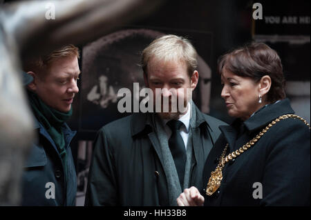 Liverpool, Royaume-Uni. 16 janvier 2017. Jack et Ben Willis, fils du défunt star, Cilla Black, et Liverpool's Lady maire, conseiller Roz Gladden, assister à l'inauguration d'une sculpture en bronze de la chanteuse de Liverpool et star en dehors de la Cavern Club dans la région de Matthew Street, Liverpool. Coïncidant avec le 60e anniversaire du Cavern Club, la statue a été commandée par ses trois fils, Robert, Ben et Jack Willis, et créés par des artistes Emma Rodgers et Andy Edwards, la statue a été donné à la ville de Liverpool. © Paul Warburton Banque D'Images