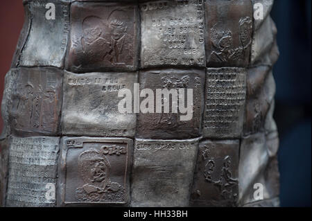 Liverpool, Royaume-Uni. 16 janvier 2017. Scènes de la vie de Cilla Black ornent la sculpture en bronze de la chanteuse de Liverpool et star, qui a été dévoilé à l'extérieur du Cavern Club à Matthew Street, Liverpool. Coïncidant avec le 60e anniversaire du Cavern Club, la statue a été commandée par ses trois fils, Robert, Ben et Jack Willis, et créés par des artistes Emma Rodgers et Andy Edwards, la statue a été donné à la ville de Liverpool. © Paul Warburton Banque D'Images