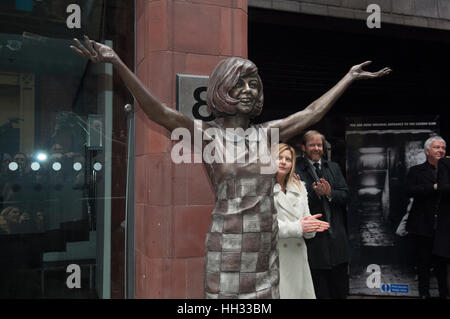 Liverpool, Royaume-Uni. 16 janvier 2017. Artiste, Emma Rodgers, assiste à l'inauguration d'une sculpture en bronze, elle a créé de Liverpool et le chanteur star, Cilla Black, en dehors de la Cavern Club à Matthew Street, Liverpool. Coïncidant avec le 60e anniversaire du Cavern Club, la statue a été commandée par ses trois fils, Robert, Ben et Jack Willis, et créés par des artistes Emma Rodgers et Andy Edwards, la statue a été donné à la ville de Liverpool. © Paul Warburton Banque D'Images
