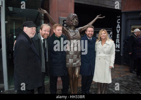 Liverpool, Royaume-Uni. 16 janvier 2017. Jack, Ben et Robert Willis, fils du défunt star, Cilla Black, de concert avec les artistes, Emma Rodgers et Andy Edwards, assister à l'inauguration d'une sculpture en bronze de la chanteuse de Liverpool et star en dehors de la Cavern Club dans la région de Matthew Street, Liverpool. Coïncidant avec le 60e anniversaire du Cavern Club, la statue a été commandée par ses trois fils, Robert, Ben et Jack Willis, et créés par des artistes Emma Rodgers et Andy Edwards, la statue a été donné à la ville de Liverpool. © Paul Warburton Banque D'Images