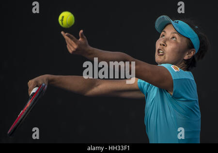 Melbourne, Australie. 16 janvier, 2017. Peng Shuai de Chine sert la balle pendant féminin première série de match contre Daria Kasatkina de la Russie à l'Australian Open Tennis Championships à Melbourne, Australie, le 16 janvier 2017. Peng a gagné 2-0. Credit : Lui Siu Wai/Xinhua/Alamy Live News Banque D'Images