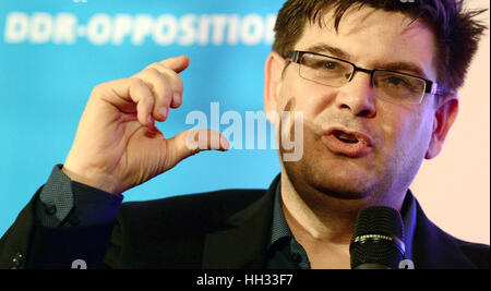 Fichier - Un fichier photo datée du 6 janvier 2017 montre Die Linke politcian et secrétaire d'État au logement Berlin Andrej Holm prenant part à une discussion de groupe sur la Stasi, à Berlin, Allemagne. Photo : Maurizio Gambarini/dpa Banque D'Images