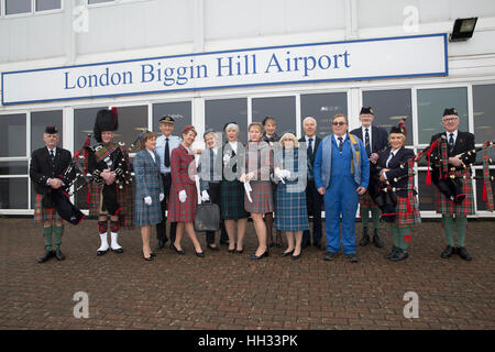 Biggin Hill, Royaume-Uni. 16 janvier 2017. L'avion, un Piper Archer 4 places/formateur tourer, a été nommée "Julie - l'esprit de BCAL' dans la célébration de la vie de Julie Washington, un ancien membre du personnel de British Caledonian qui est décédé l'année dernière et a été soigné à la Phyllis Tuckwell Hospice Care Centre. Credit : Keith Larby/Alamy Live News Banque D'Images