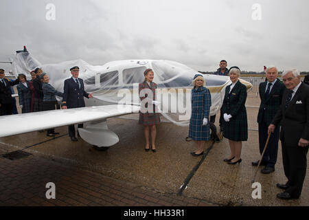 Biggin Hill, Royaume-Uni. 16 janvier 2017. L'avion, un Piper Archer 4 places/formateur tourer, a été nommée "Julie - l'esprit de BCAL' dans la célébration de la vie de Julie Washington, un ancien membre du personnel de British Caledonian qui est décédé l'année dernière et a été soigné à la Phyllis Tuckwell Hospice Care Centre. Credit : Keith Larby/Alamy Live News Banque D'Images