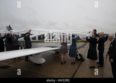 Biggin Hill, Royaume-Uni. 16 janvier 2017. L'avion, un Piper Archer 4 places/formateur tourer, a été nommée "Julie - l'esprit de BCAL' dans la célébration de la vie de Julie Washington, un ancien membre du personnel de British Caledonian qui est décédé l'année dernière et a été soigné à la Phyllis Tuckwell Hospice Care Centre. Credit : Keith Larby/Alamy Live News Banque D'Images