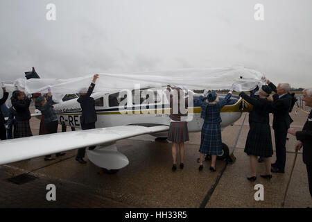 Biggin Hill, Royaume-Uni. 16 janvier 2017. L'avion, un Piper Archer 4 places/formateur tourer, a été nommée "Julie - l'esprit de BCAL' dans la célébration de la vie de Julie Washington, un ancien membre du personnel de British Caledonian qui est décédé l'année dernière et a été soigné à la Phyllis Tuckwell Hospice Care Centre. Credit : Keith Larby/Alamy Live News Banque D'Images