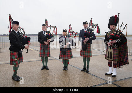 Biggin Hill, Royaume-Uni. 16 janvier 2017. L'avion, un Piper Archer 4 places/formateur tourer, a été nommée "Julie - l'esprit de BCAL' dans la célébration de la vie de Julie Washington, un ancien membre du personnel de British Caledonian qui est décédé l'année dernière et a été soigné à la Phyllis Tuckwell Hospice Care Centre. Credit : Keith Larby/Alamy Live News Banque D'Images