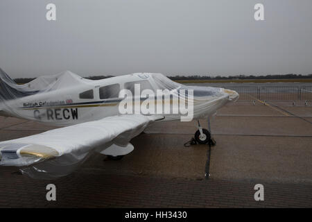 Biggin Hill, Royaume-Uni. 16 janvier 2017. L'avion, un Piper Archer 4 places/formateur tourer, a été nommée "Julie - l'esprit de BCAL' dans la célébration de la vie de Julie Washington, un ancien membre du personnel de British Caledonian qui est décédé l'année dernière et a été soigné à la Phyllis Tuckwell Hospice Care Centre. Credit : Keith Larby/Alamy Live News Banque D'Images