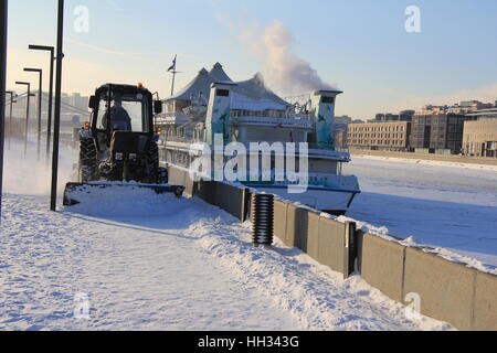 Moscou, Russie. Jan 7, 2017. Les travailleurs utilisent un tracteur spécial afin d'effacer les chemins du Museon park à Moscou, Russie, le 7 janvier 2017. L'hiver sibérien transforme le Noël orthodoxe, dans la plus grande ville de l'Europe dans la région la plus froide de Noël au cours des 125 dernières années. Moins mesurée météorologue 29,8 degrés Celsius dans le centre de Moscou, à l'extérieur de la ville, la température est descendue à moins 32,7 degrés Celsius. Photo : Thomas Körbel/dpa/Alamy Live News Banque D'Images