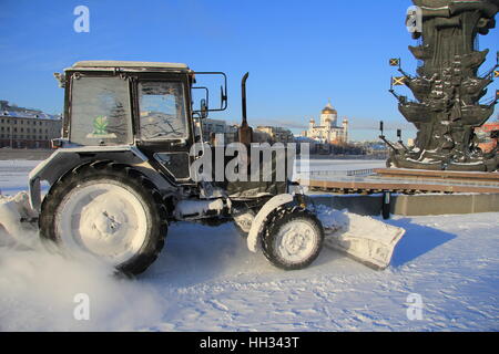 Moscou, Russie. Jan 7, 2017. Les travailleurs utilisent un tracteur spécial afin d'effacer les chemins du Museon park à Moscou, Russie, le 7 janvier 2017. L'hiver sibérien transforme le Noël orthodoxe, dans la plus grande ville de l'Europe dans la région la plus froide de Noël au cours des 125 dernières années. Moins mesurée météorologue 29,8 degrés Celsius dans le centre de Moscou, à l'extérieur de la ville, la température est descendue à moins 32,7 degrés Celsius. Photo : Thomas Körbel/dpa/Alamy Live News Banque D'Images