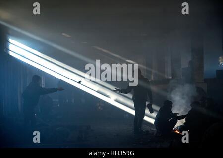 Belgrade, Serbie. 15 Jan, 2017. Des milliers de migrants afghans sont bloqués dans la capitale serbe, vivant dans des entrepôts abandonnés, dans des conditions inhumaines avec des températures atteignant -10 degrés. Photo © Danilo Balducci/Sintesi/Alamy Live News Banque D'Images