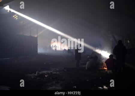 Belgrade, Serbie. 15 Jan, 2017. Des milliers de migrants afghans sont bloqués dans la capitale serbe, vivant dans des entrepôts abandonnés, dans des conditions inhumaines avec des températures atteignant -10 degrés. Photo © Danilo Balducci/Sintesi/Alamy Live News Banque D'Images