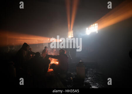 Belgrade, Serbie. 15 Jan, 2017. Des milliers de migrants afghans sont bloqués dans la capitale serbe, vivant dans des entrepôts abandonnés, dans des conditions inhumaines avec des températures atteignant -10 degrés. Photo © Danilo Balducci/Sintesi/Alamy Live News Banque D'Images