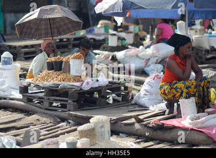 Lusaka, Zambie. Mar 11, 2016. Vue sur le marché de Soweto près du complexe d'Kanyama à Lusaka, Zambie, 11 mars 2016. Le marché est ouvert tous les jours. - Pas de service de fil - Photo : Britta Pedersen/dpa-Zentralbild/ZB/dpa/Alamy Live News Banque D'Images