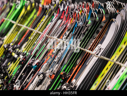 Munich, Allemagne. 10 janvier, 2017. Fichier - Skis de fabricants différents sont vendus à un magasin de sport à Munich, Allemagne, 10 janvier 2017. Photo : Matthias Balk/dpa/Alamy Live News Banque D'Images