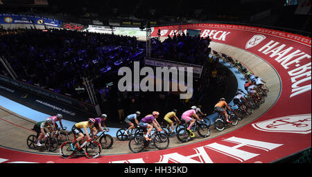 Brême, Allemagne. 12 Jan, 2017. Voir des cyclistes en action après le début de la 53e six jours de Brême voie cyling course à l'OVB Arena à Brême, Allemagne, 12 janvier 2017. Photo : Carmen Jaspersen/dpa/Alamy Live News Banque D'Images