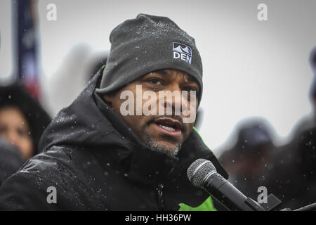 Denver, Colorado, États-Unis. 16 janvier, 2017. MICHAEL HANCOCK, le maire de Denver, parle à la 2017 Dr. Martin Luther King Marade à Denver, Colorado. L'événement présentait un défilé et mars où les représentants de la ville, les politiciens, et les membres de la communauté se sont réunis pour célébrer l'héritage de Martin Luther King, et exprimer leur opinion sur les questions sociales. Credit : Eliott Foust/ZUMA/Alamy Fil Live News Banque D'Images